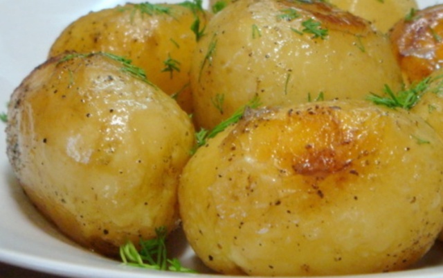 Молода картопля, запечена в мультиварці