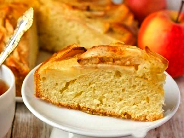 Шарлотка або яблучний пиріг в мультиварці