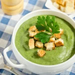 Шпинатний суп-крем - це смачна та здорова страва, яку можна готувати зі свіжого або замороженого шпинату, приправивши вершками чи молоком.