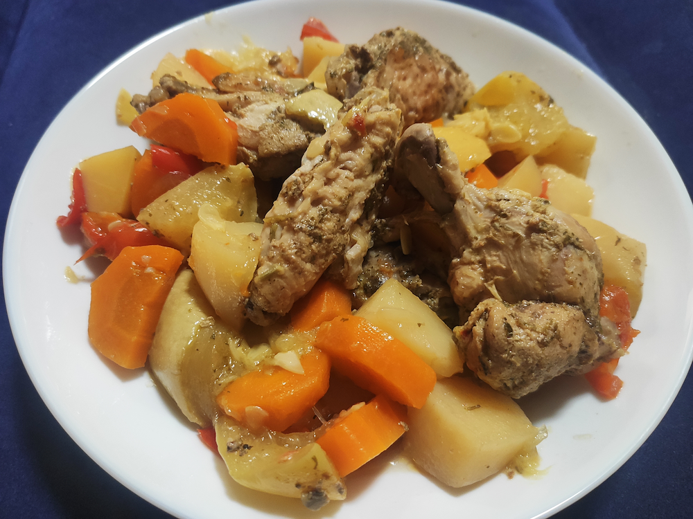 Тушковані овочі з ніжними курячими крильцями - найкраще поєднання для смачної та легкої вечері.